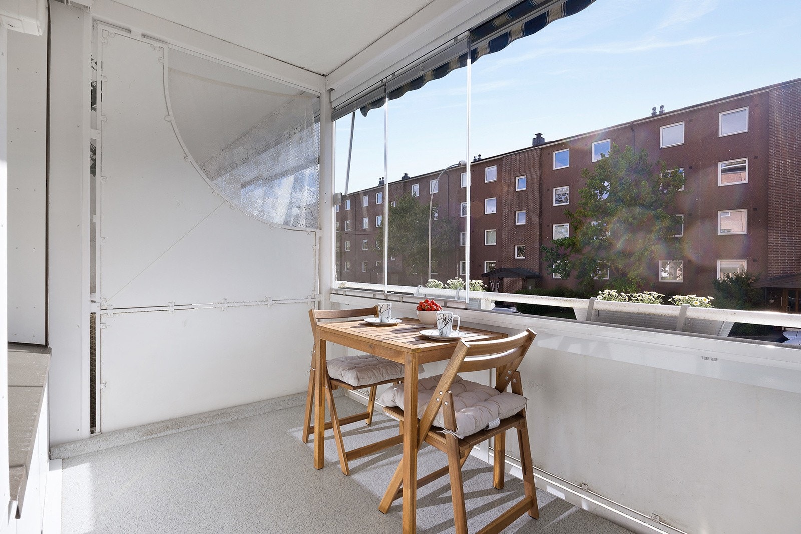 Solrik vestvendt innglasset balkong Galleribilde