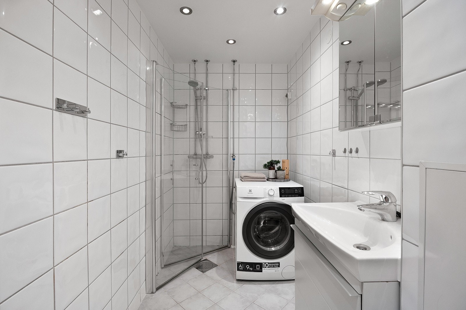 Pent flislagt baderom med varmekabler. Opplegg for vaskemaskin Galleribilde