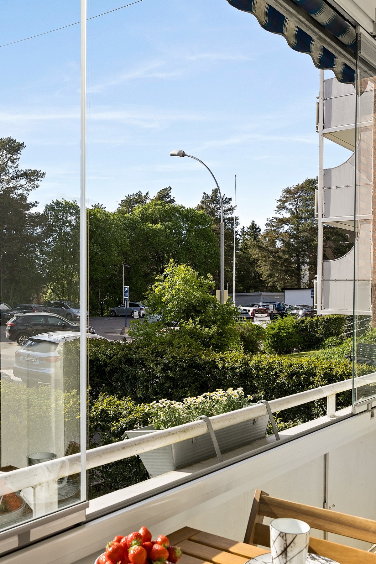 Balkongen har hyggelig utsyn og markise Galleribilde