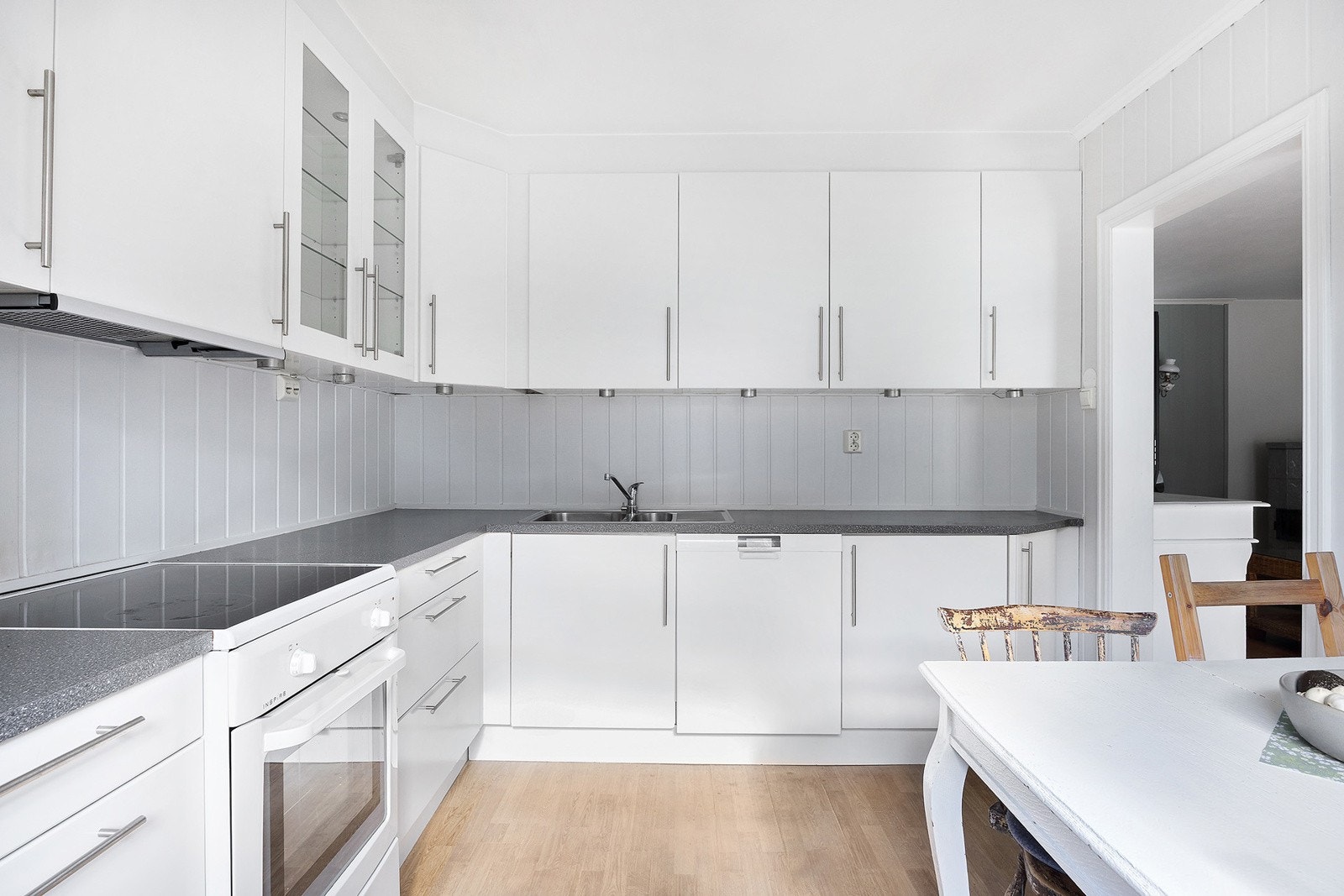 Kjøkken - godt med skap- og benkplass Galleribilde