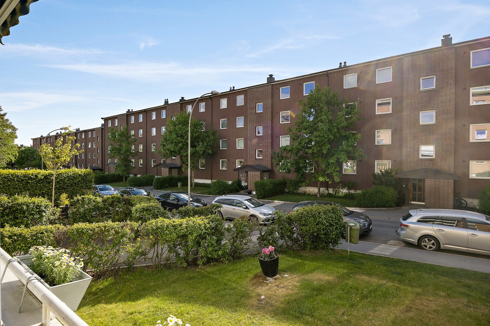 Fasade og pent opparbeidet uteareal Galleribilde