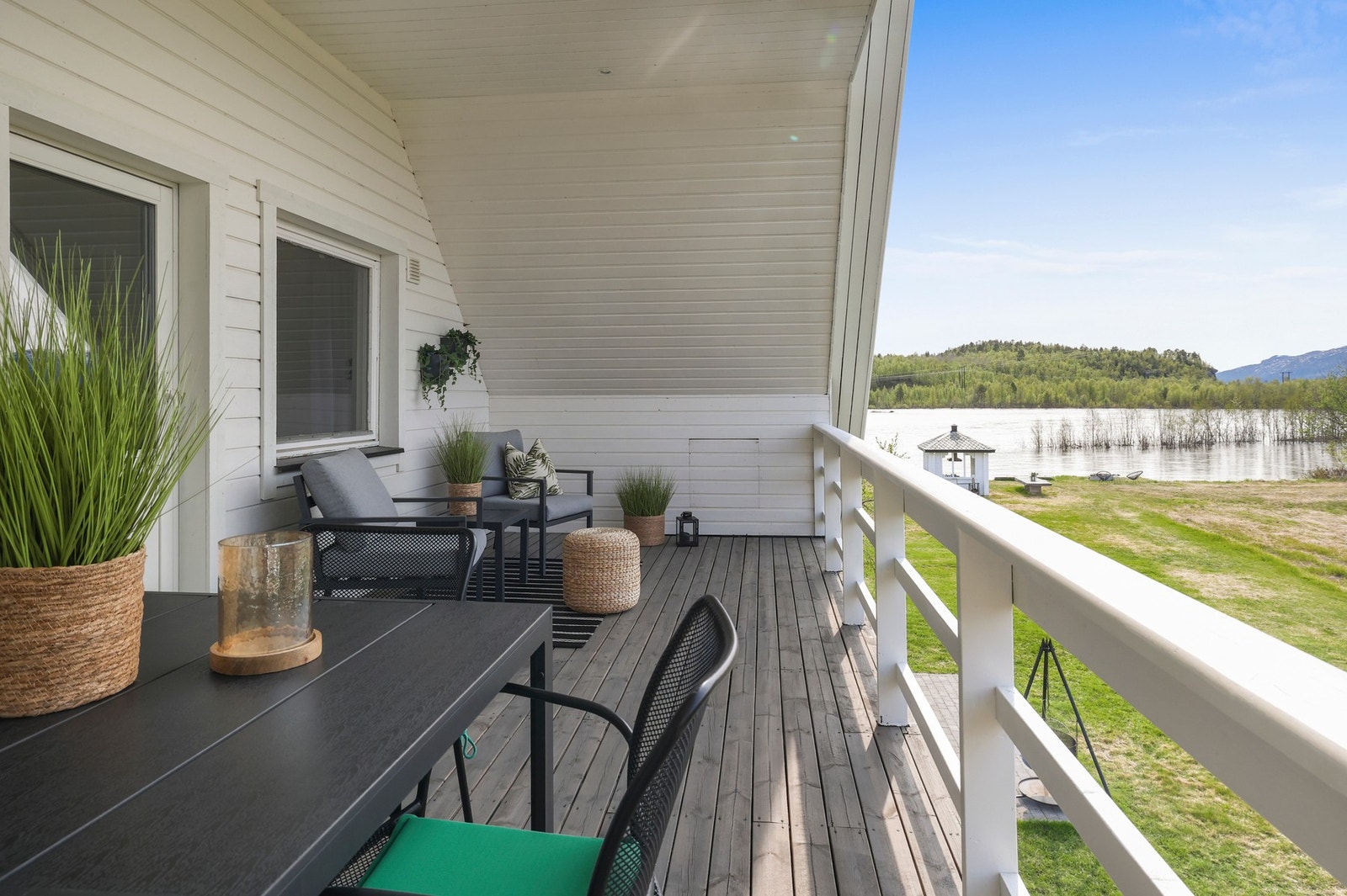 Balkong med utgang fra loftstue Galleribilde