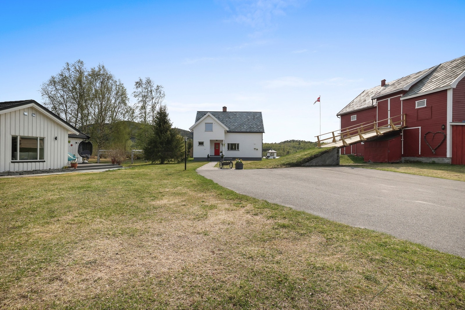 Eiendommen består av enebolig, kårbolig, fjøs, garasje og en grillstue / lysthus. Galleribilde