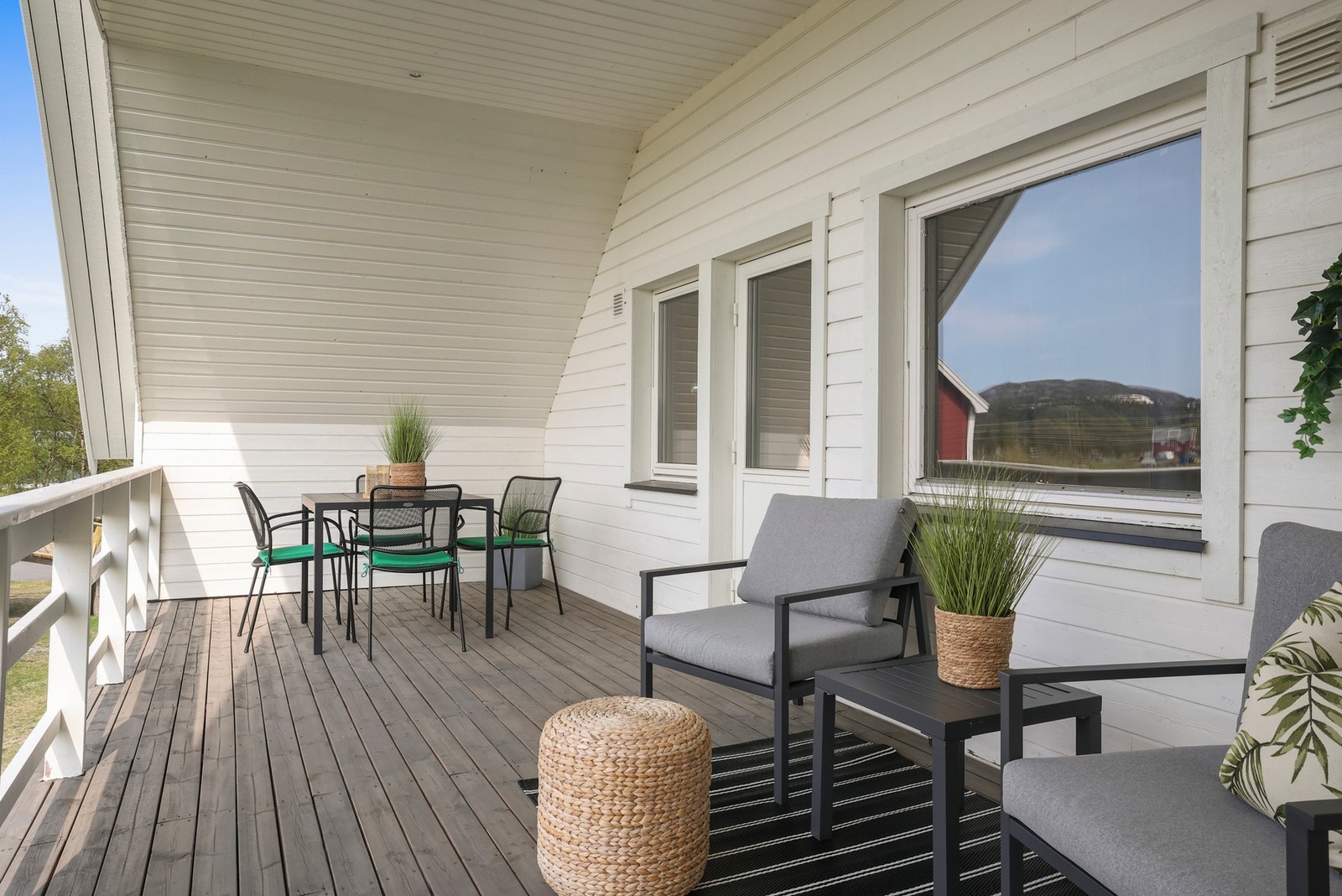 Balkong med utgang fra loftstue Galleribilde