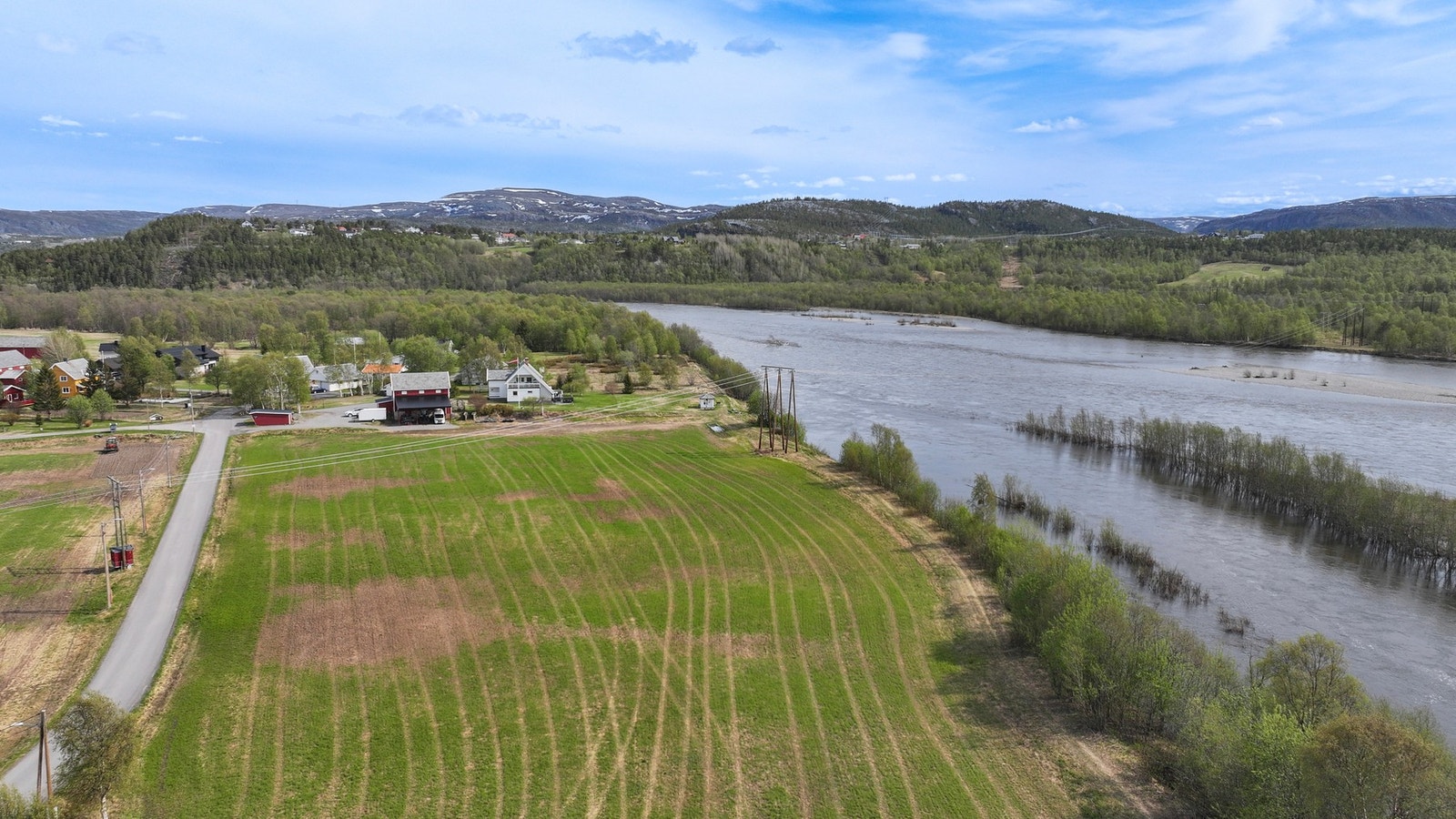 Rolig og stor eiendom rett ved en av Europas beste lakseelver. Galleribilde