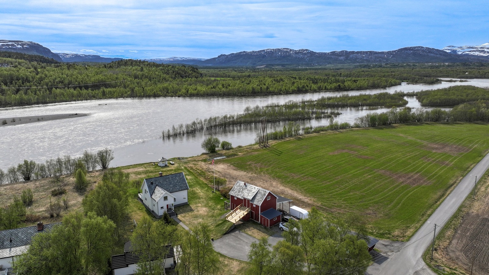 Stor eiendom - landlig men samtidig sentralt Galleribilde