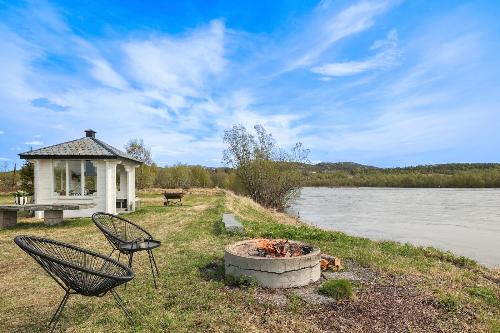 Nydelig beliggenhet like ved Altaelva. Her kan man tilbringe rolige kvelder i lysthuset eller utedørs. Galleribilde