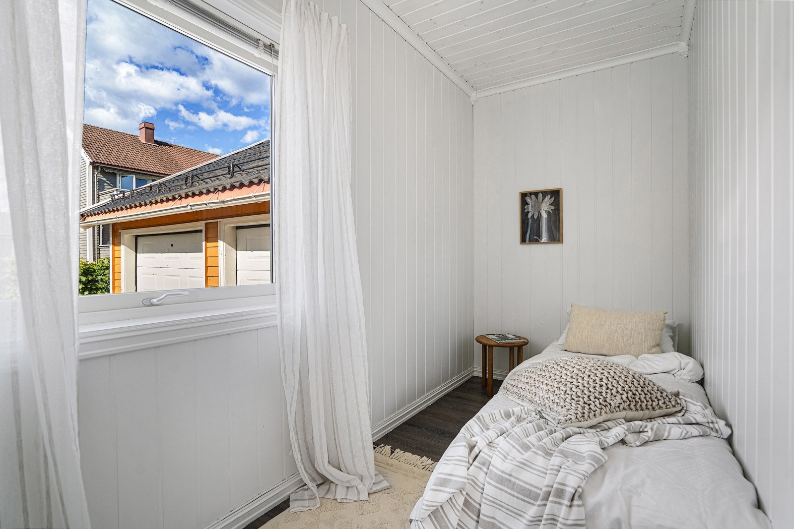 Begge rommene har en rolig og behagelig atmosfære, med lyse overflater som gir et delikat inntrykk. Galleribilde