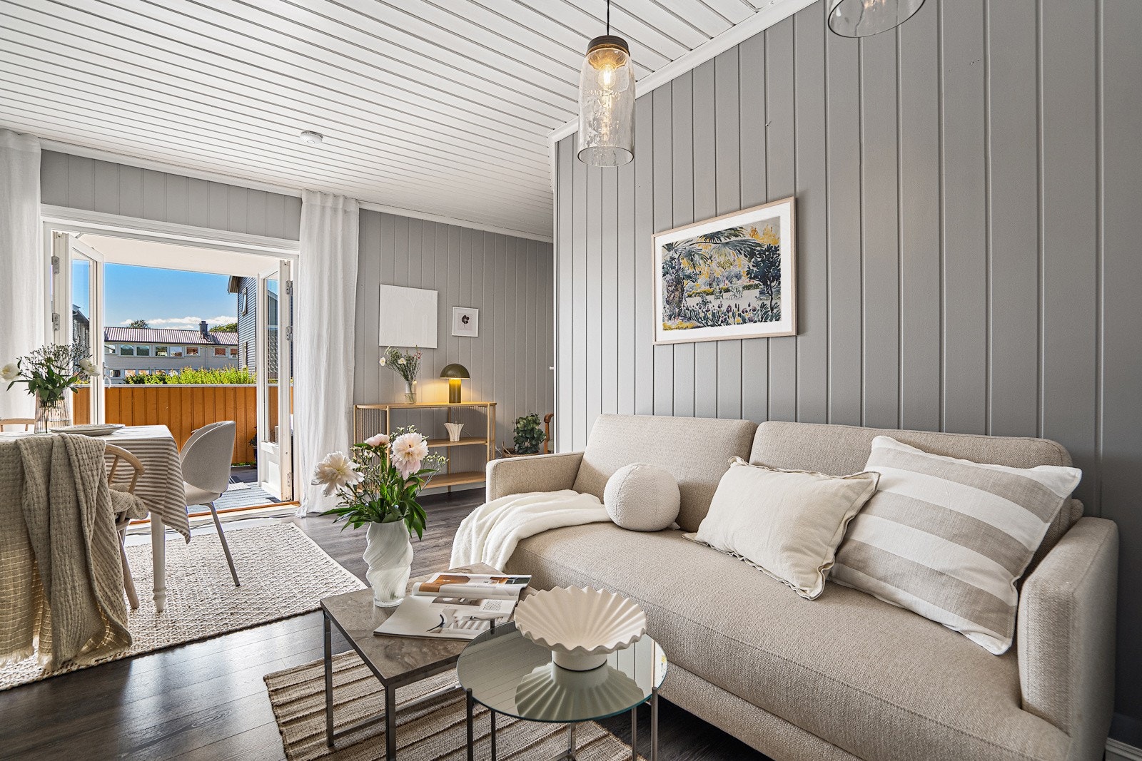 Lys og åpen stue med god plass til både sofakrok og spisebord. Store vindusflater slipper inn rikelig med dagslys, og vedovnen tilfører både varme og en hyggelig stemning. Galleribilde