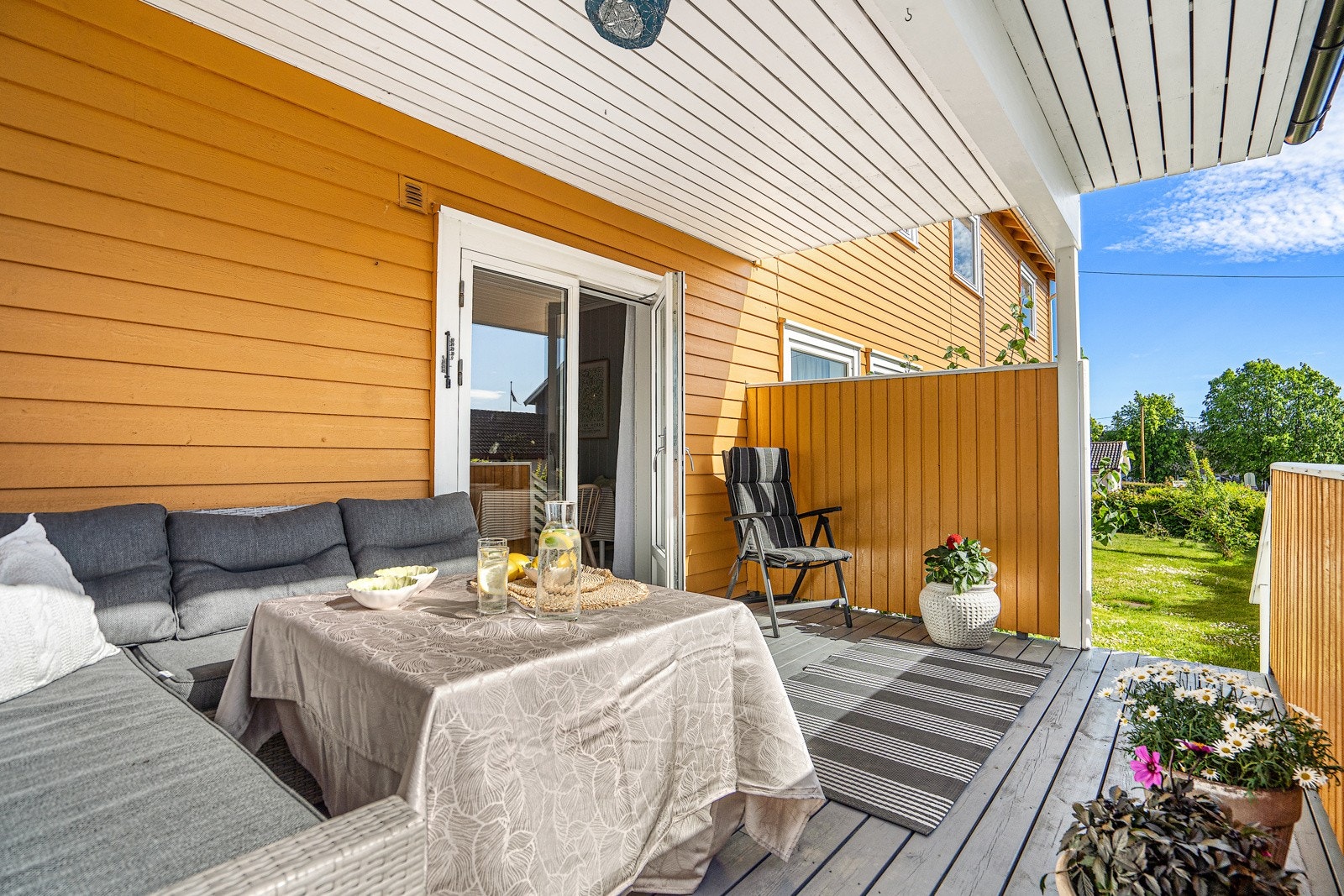 Terrasseområdet vender ut mot et hyggelig fellesareal og gir god romfølelse og åpenhet. Galleribilde