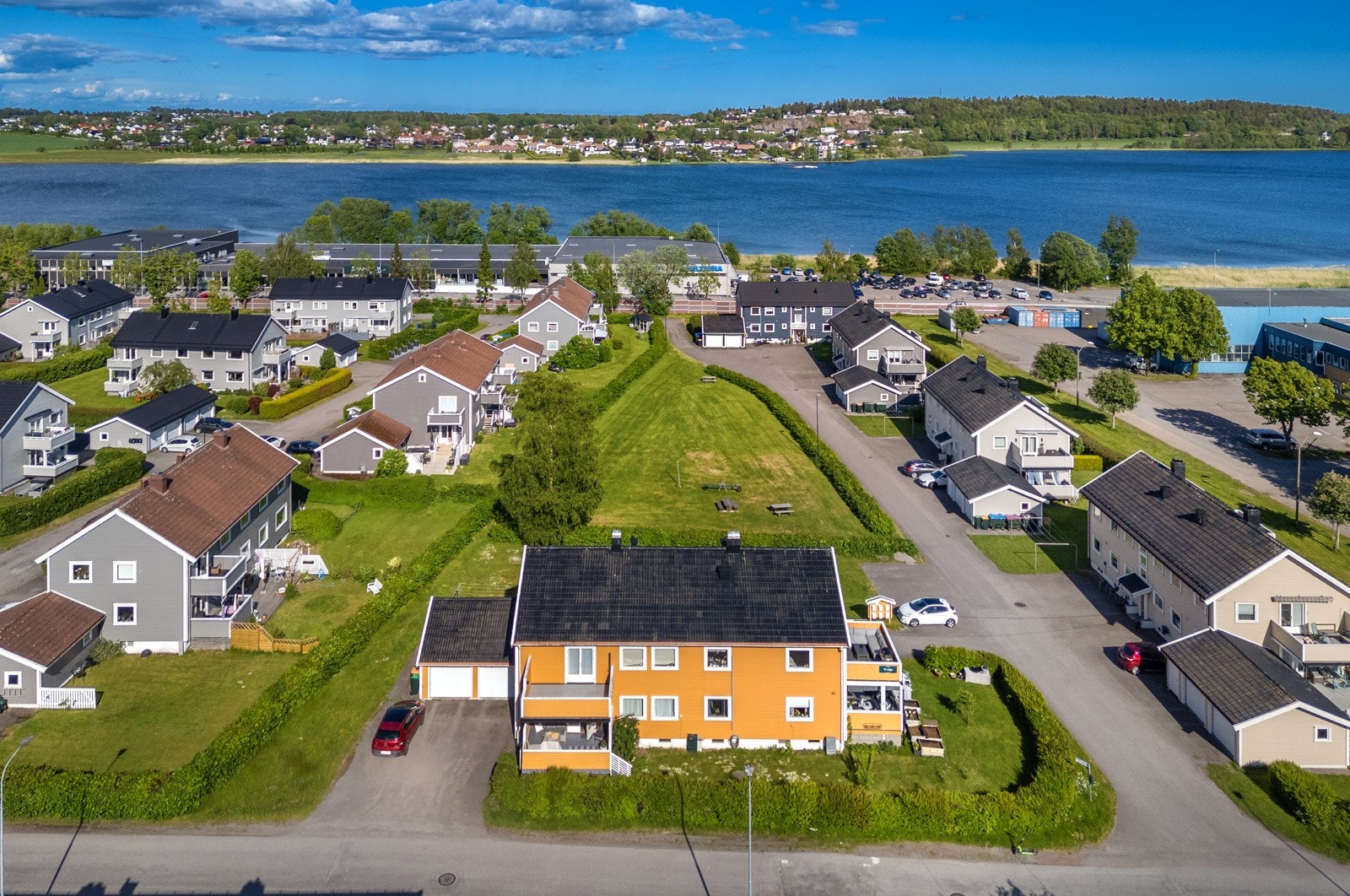 Eiendommen ligger tilbaketrukket i et etablert og stille boområde, men samtidig med gangavstand til både sentrum, servicetilbud og fine turområder. Galleribilde