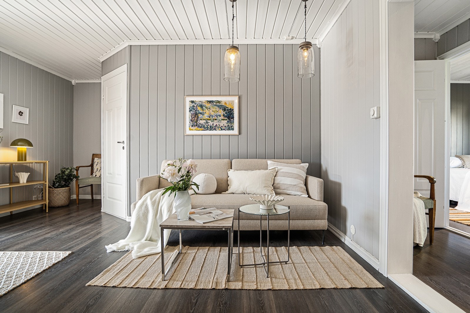 Leiligheten inneholder stue med vedovn og utgang til solrik, vestvendt terrasse, separat kjøkken, to soverom og et romslig bad. Galleribilde