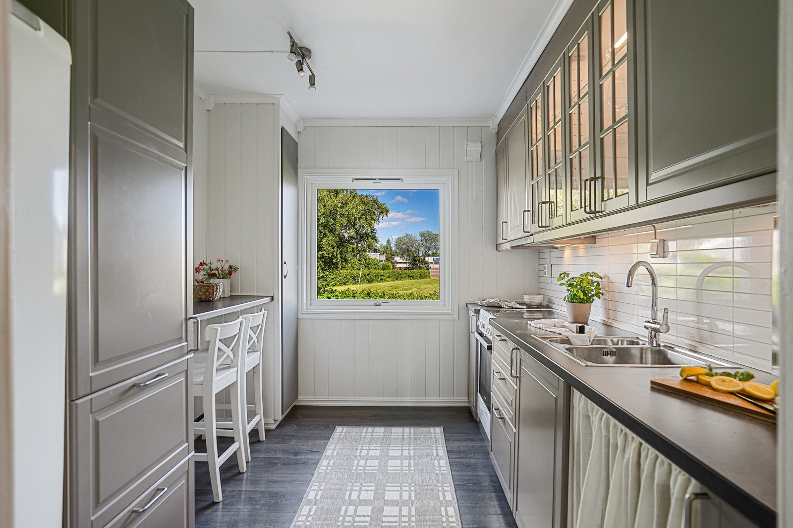 Kjøkkenet er pent innredet med profilerte fronter og laminert benkeplate, og har en praktisk planløsning med plass til spisebord. Galleribilde