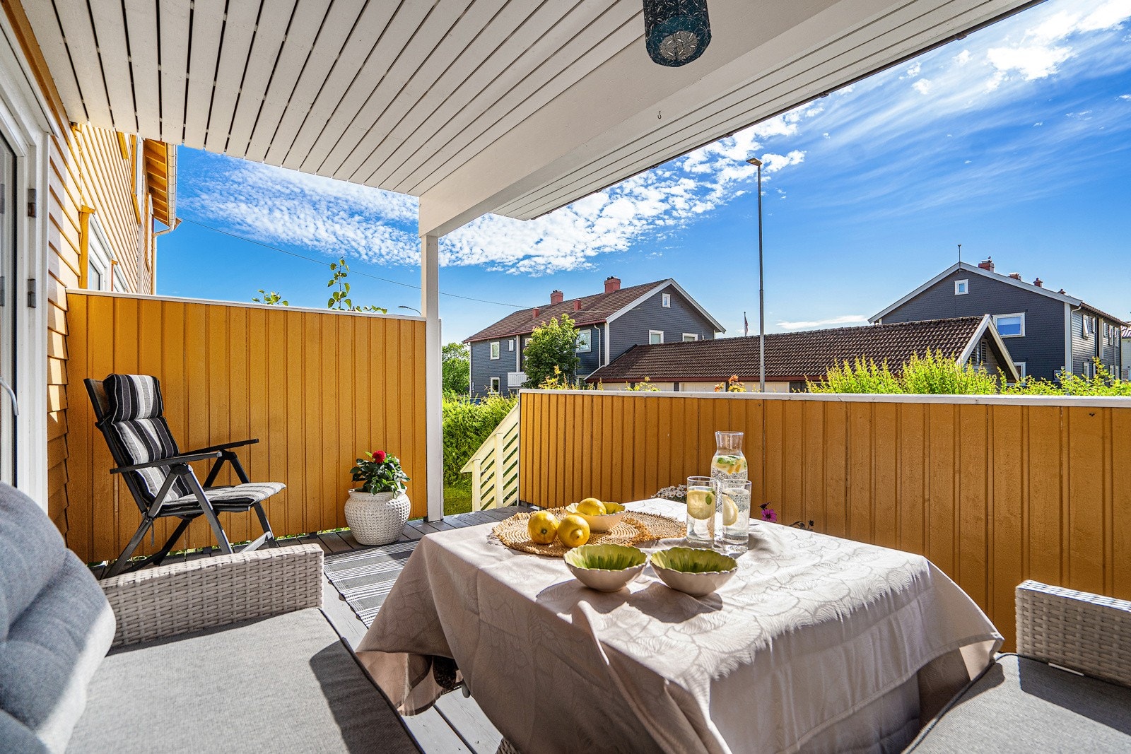 Fra stuen er det utgang til en solrik og vestvendt terrasse - et perfekt sted for å nyte rolige ettermiddager og lange sommerkvelder. Galleribilde