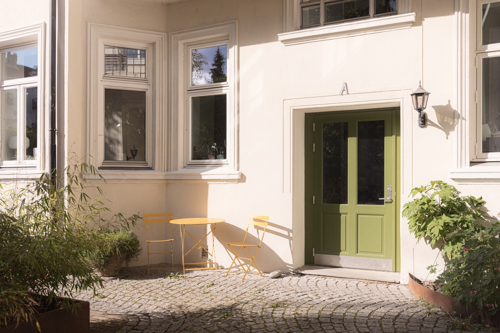 Inngang fra avlåst bakgård - velkommen! Galleribilde