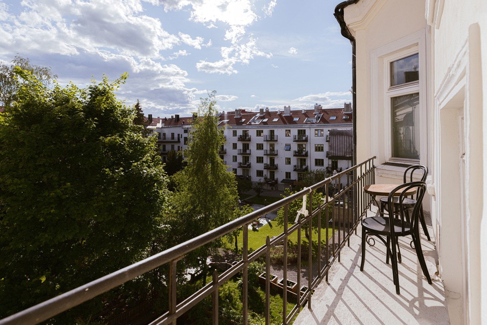 Nyt den store, felles brannbalkongen med perfekt kveldssol! Galleribilde