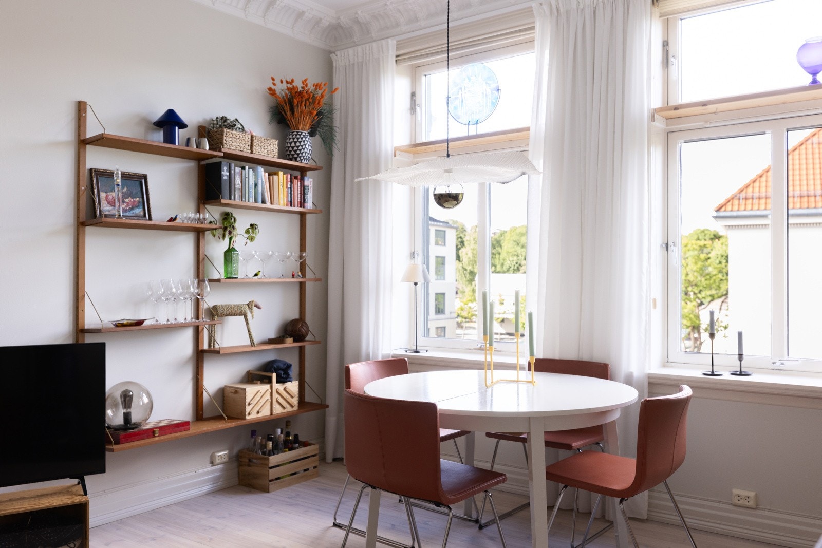 Det er god plass til en stor spisestue i hverdagen. Galleribilde