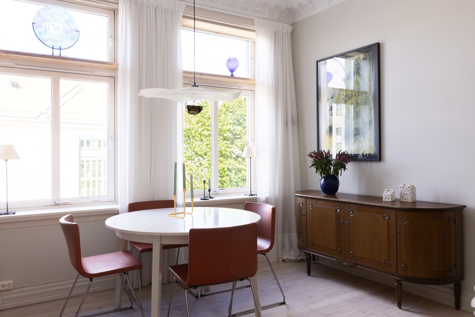 Stuen oppleves svært romslig og kan enkelt innredes slik du ønsker. Galleribilde