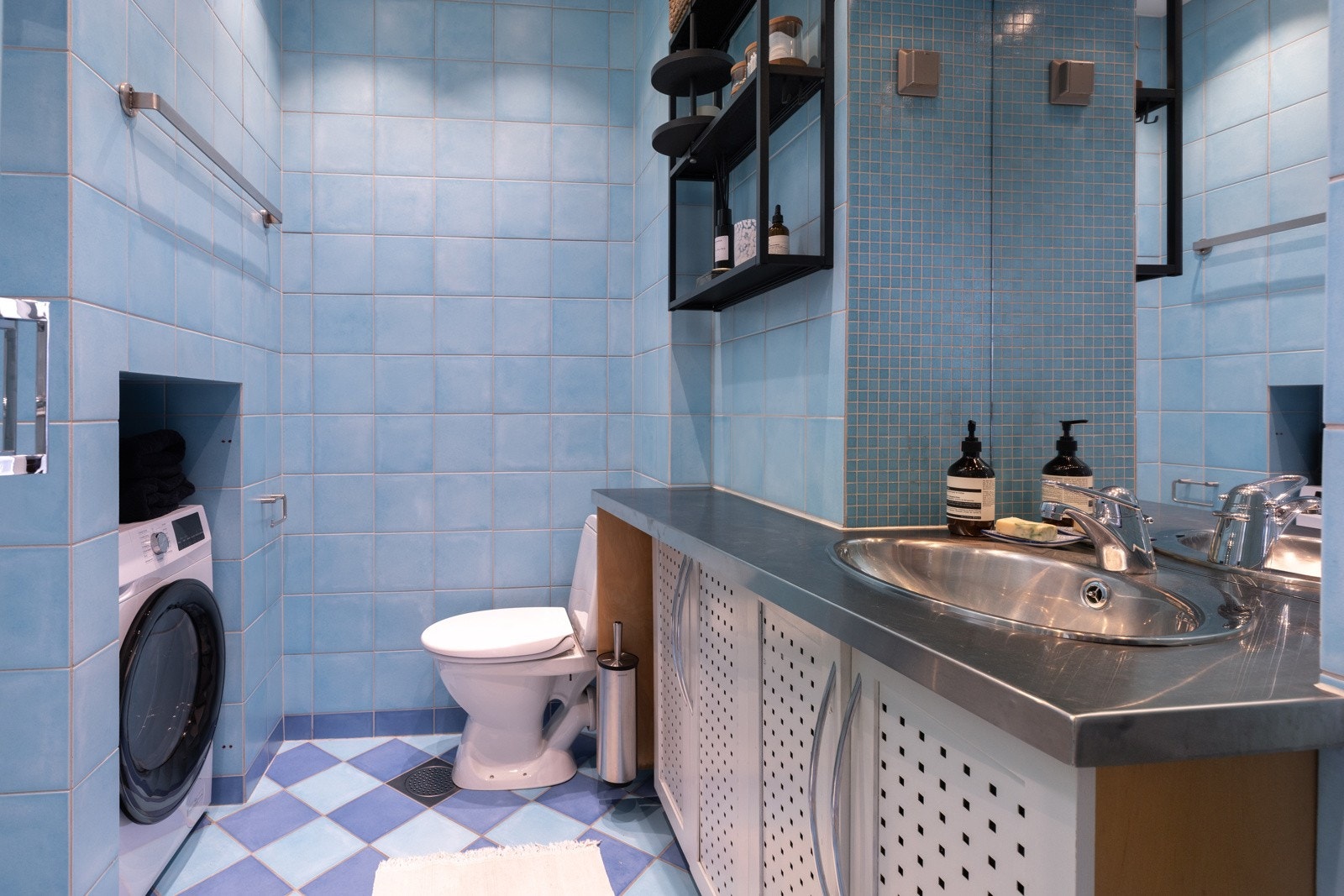 Badet er av god størrelse og har vaskemaskin (kombi vask/tørk) som medfølger. Galleribilde