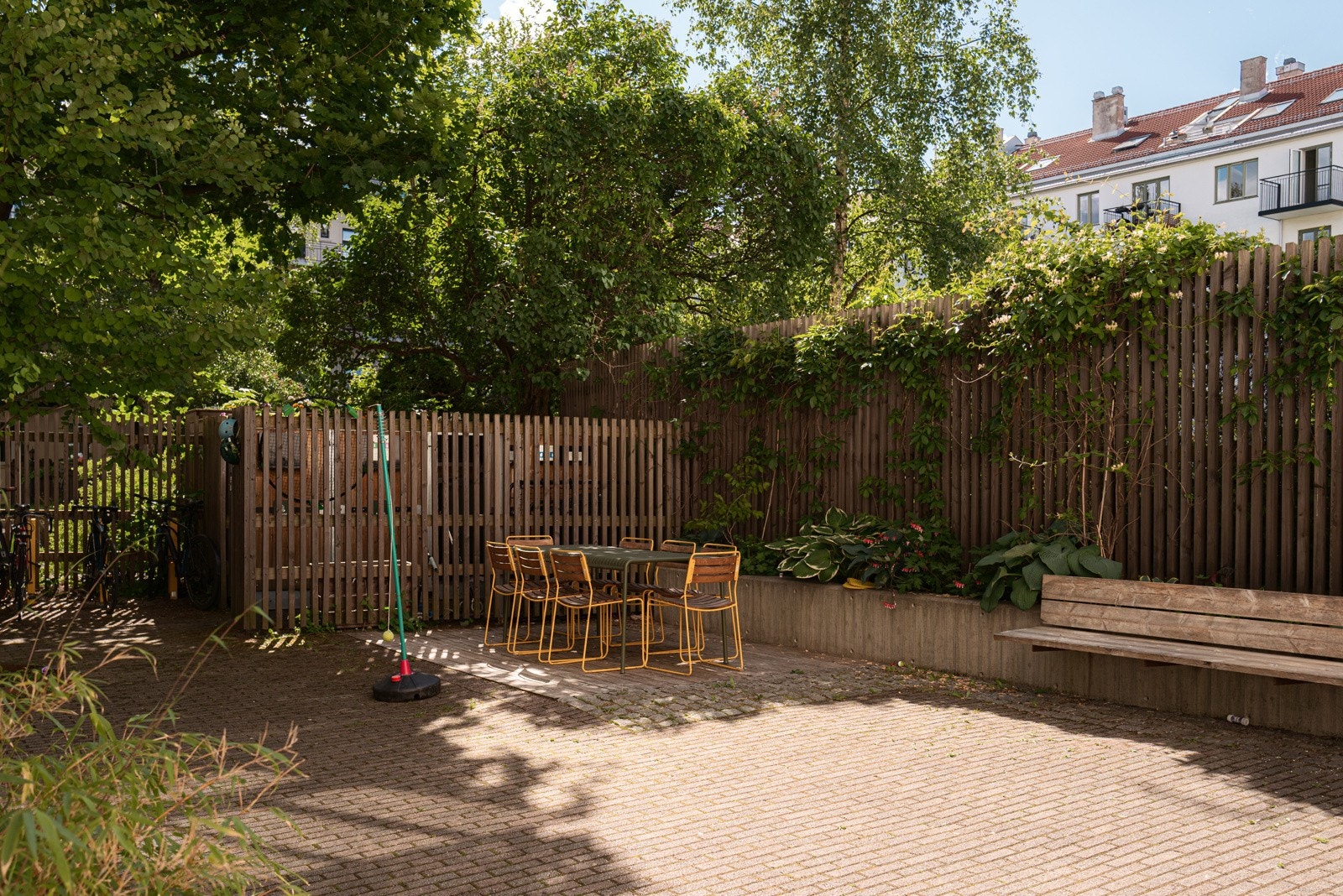 Bakgården er pent opparbeidet og her kan du benytte deg av hyggelig sittegruppe i finværet. Galleribilde