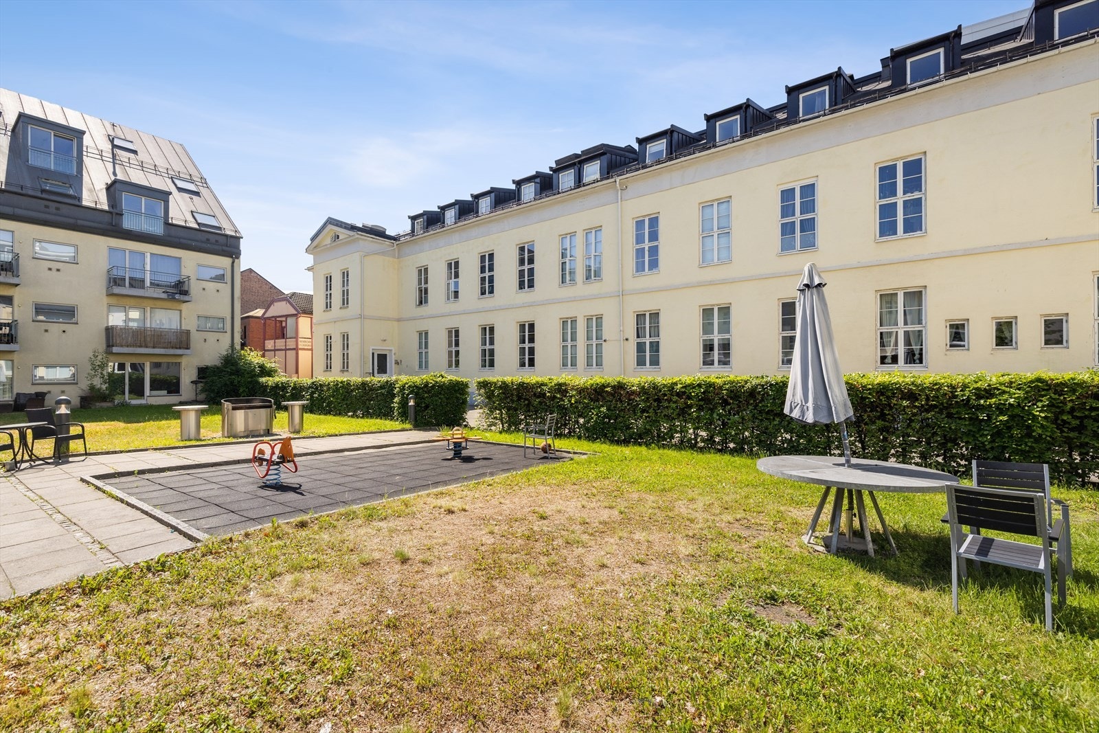 Det er flotte uteområder med både lekeplass og sittegrupper Galleribilde