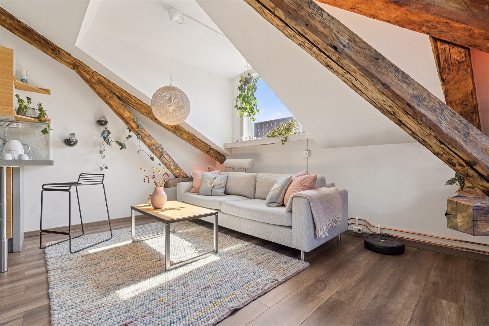 Stuen har et spennende særpreg og fremstår både moderne og karakteristisk Galleribilde