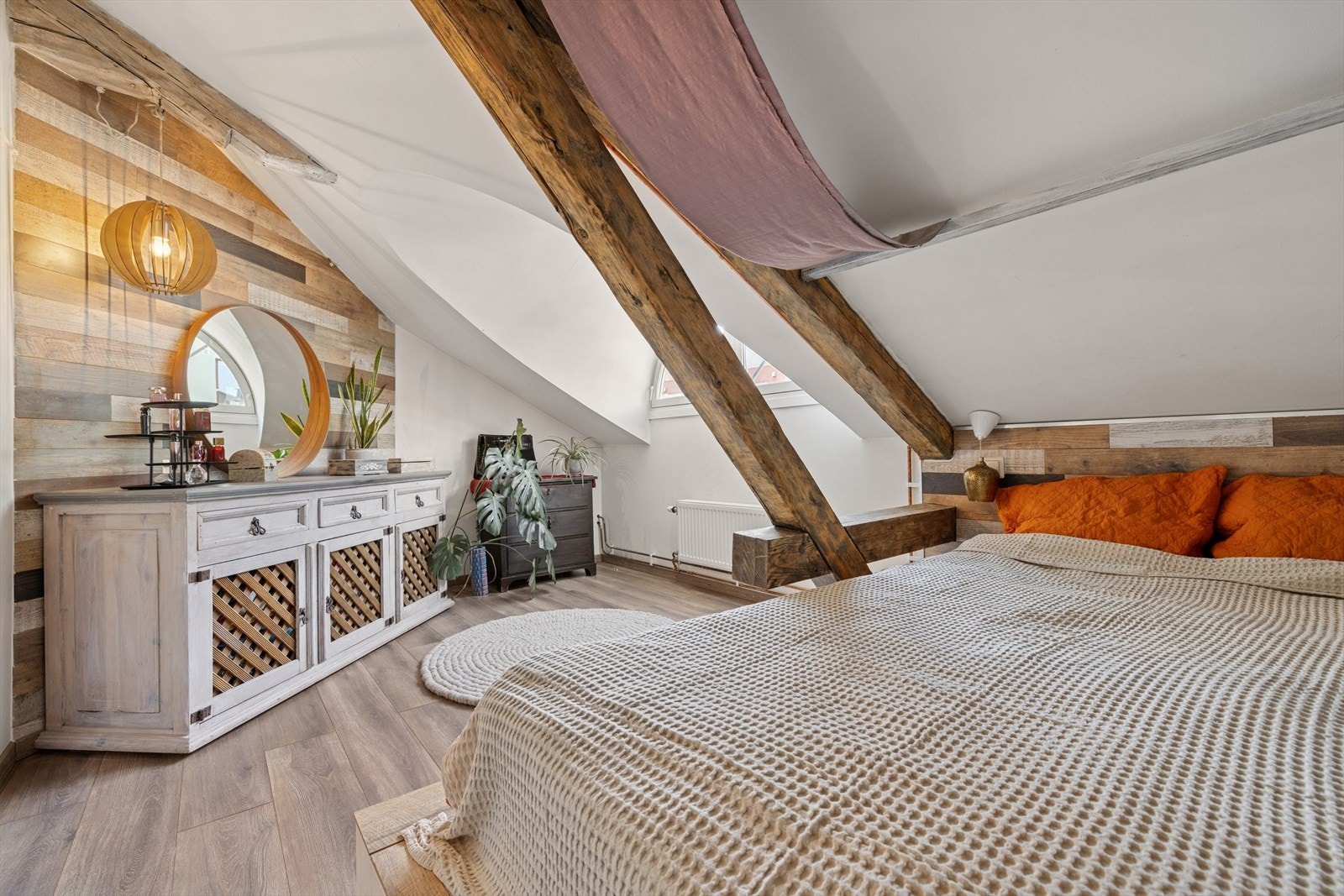 Romslig soverom med plass for både dobbelseng og graderobeløsning Galleribilde