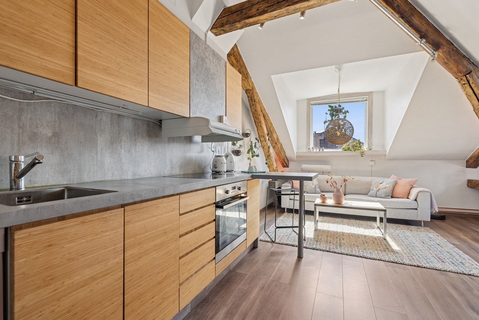 Kjøkkenet har glatte fronter og en overflatebehandlet benkeplate Galleribilde