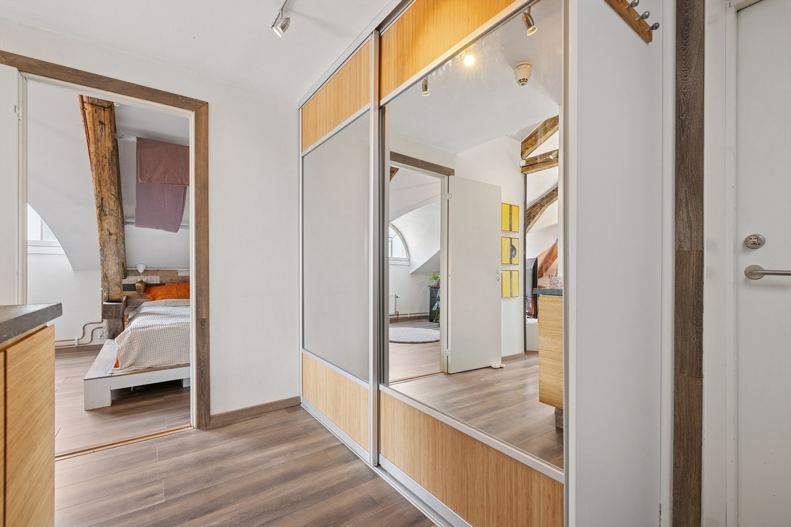 Skyvedørsgarderobe i gang for klær og yttertøy Galleribilde