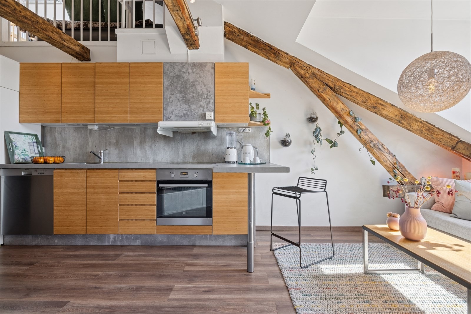 Åpen løsning mellom stue og kjøkken gir en luftig og sosial atmosfære Galleribilde