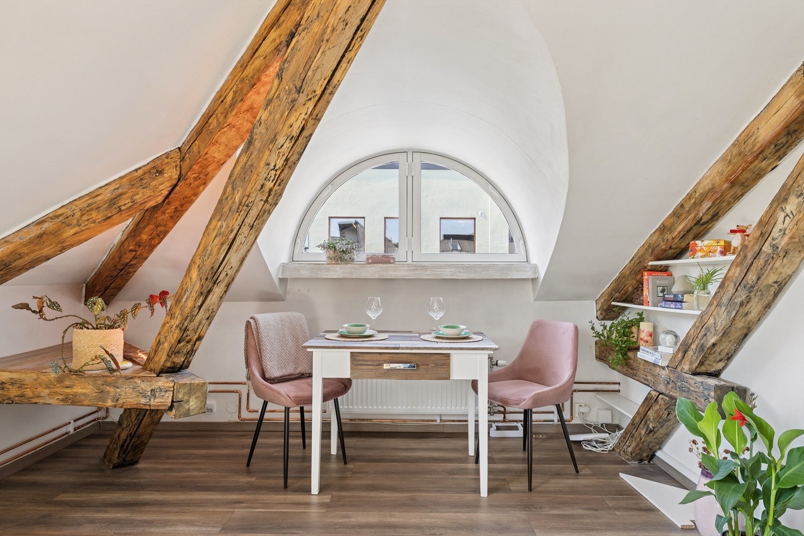 Plass for koselig sittegruppe ved vindu Galleribilde