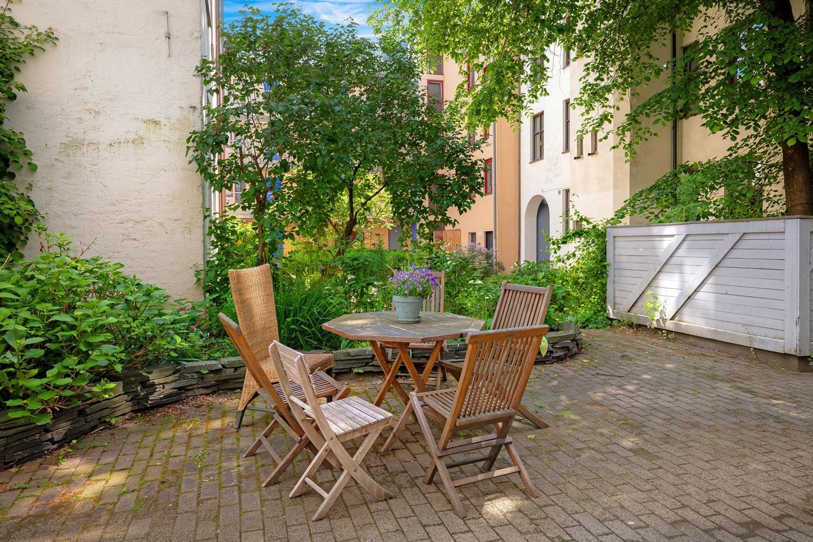 Svært trivelig bakgård, med flere sittegrupper og bord Galleribilde