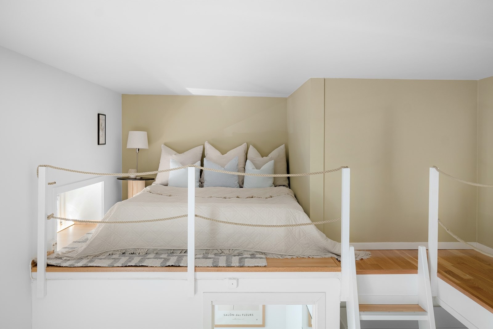 Hyggelig alkove med plass til stor dobbelmadras. Galleribilde