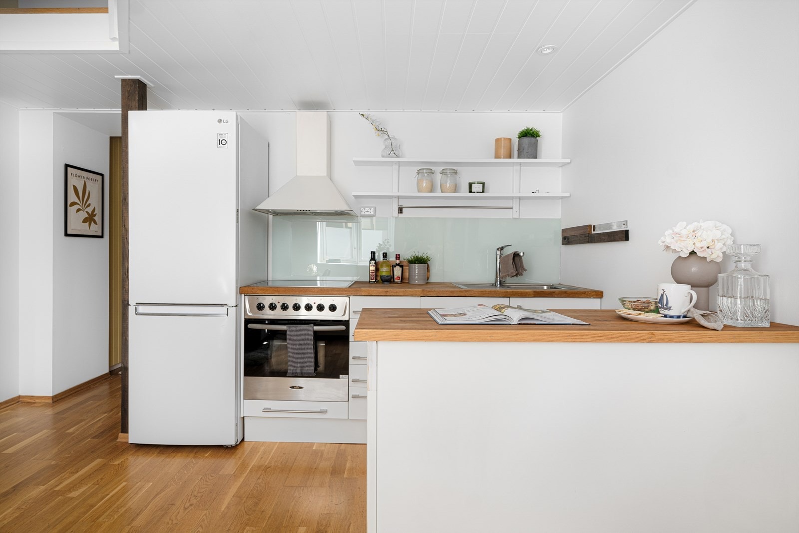 Pent kjøkken med tidløst design. Det er fine arbeidsflater. Galleribilde