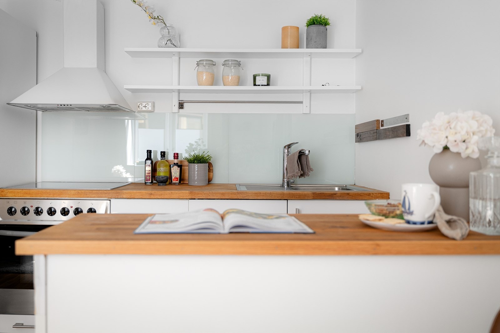 Integrert platetopp, stekeovn og oppvaskmaskin. Frittstående kjøle/fryseskap. Galleribilde