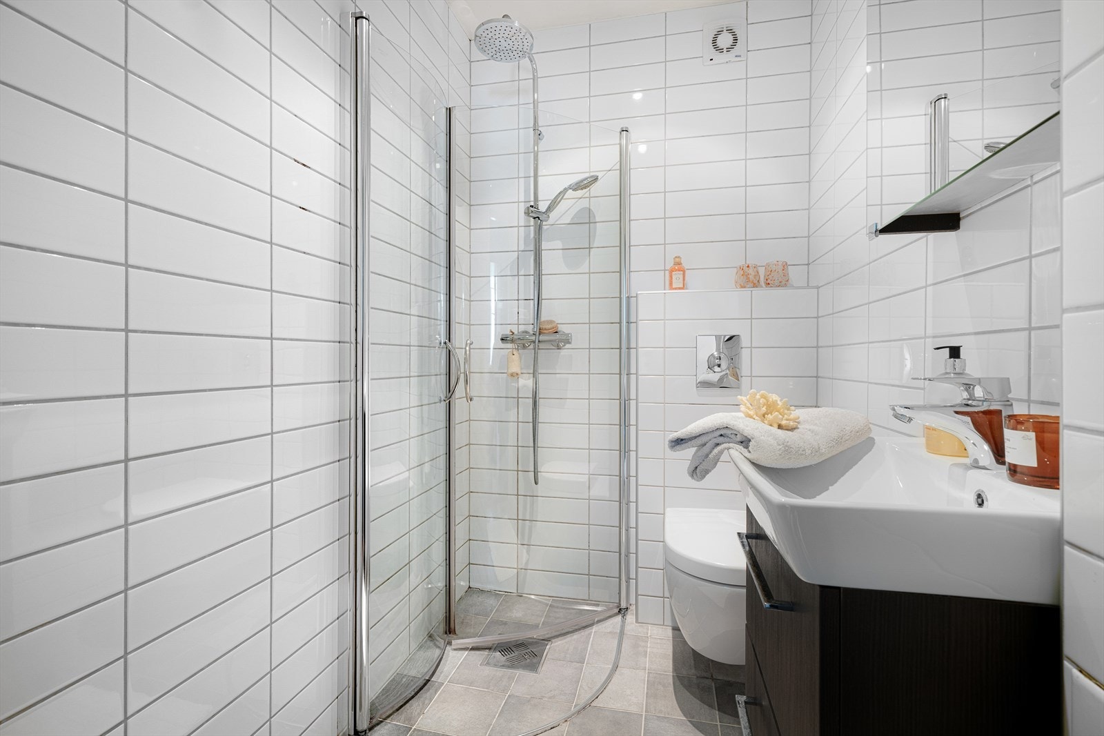 Varmekabler i gulv sørger for god og lun varme. Galleribilde