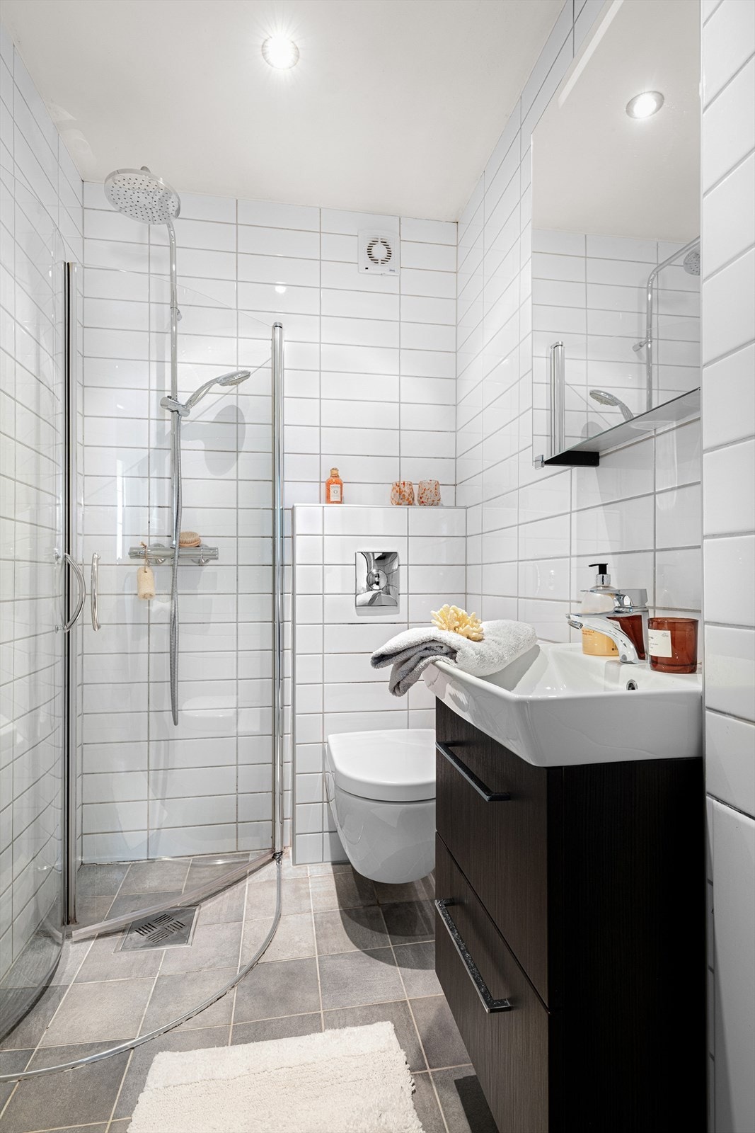 Bad fra 2008, med fliser på gulv og vegger, standard innredning, integrert himlingsbelysning, gulvvarme og dusjhjørne. Galleribilde