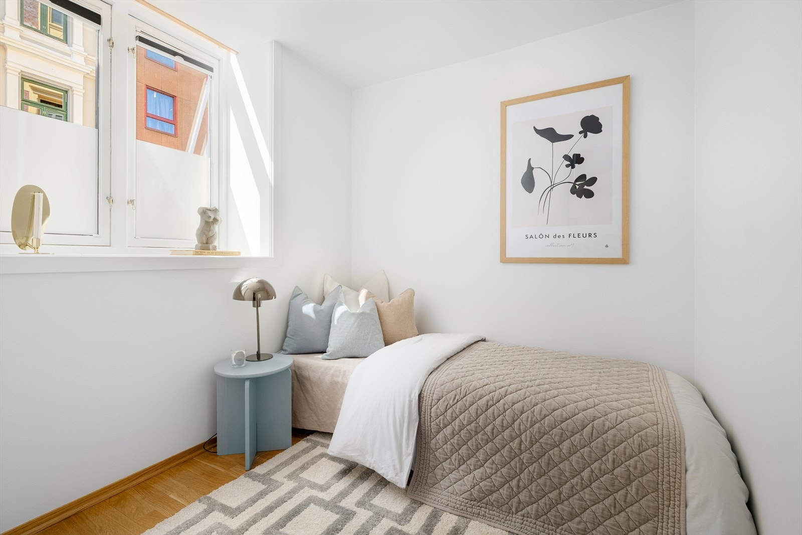 Koselig soverom med plass til stor dobbeltseng. Galleribilde