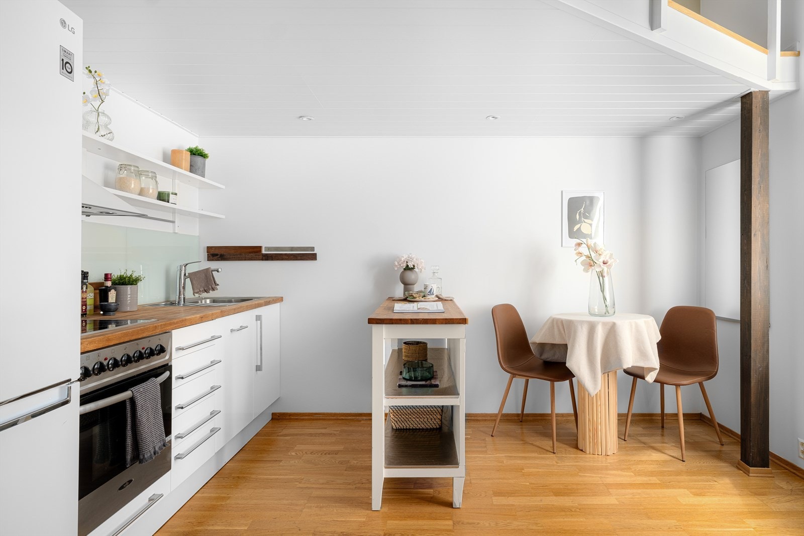 Det er et funksjonelt kjøkken med plass til stort spisebord. Galleribilde