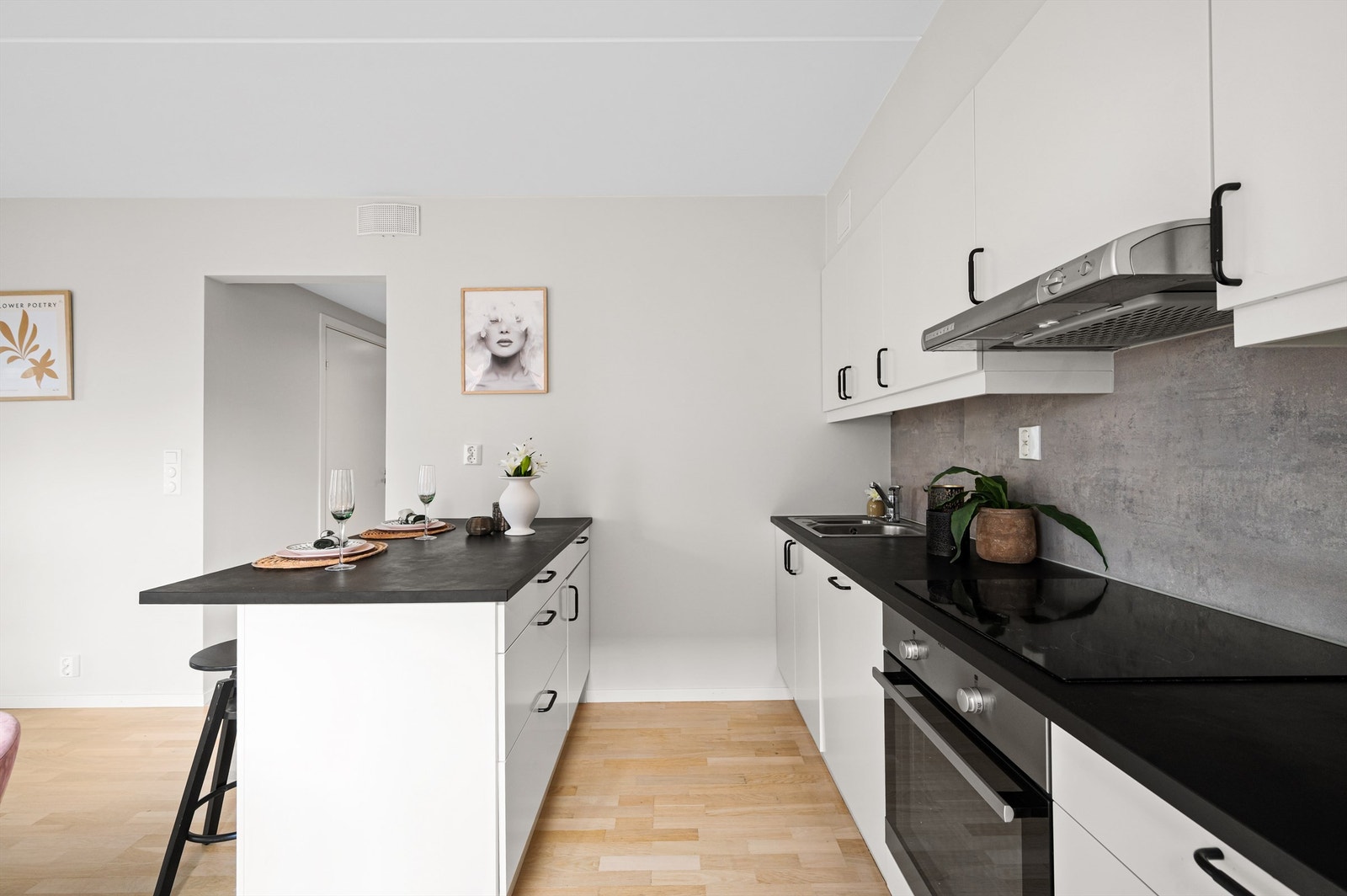 Hvitevarene er sømløst integrert i innredningen og består av platetopp, stekeovn, oppvaskmaskin og kjøl-/fryseskap. Galleribilde