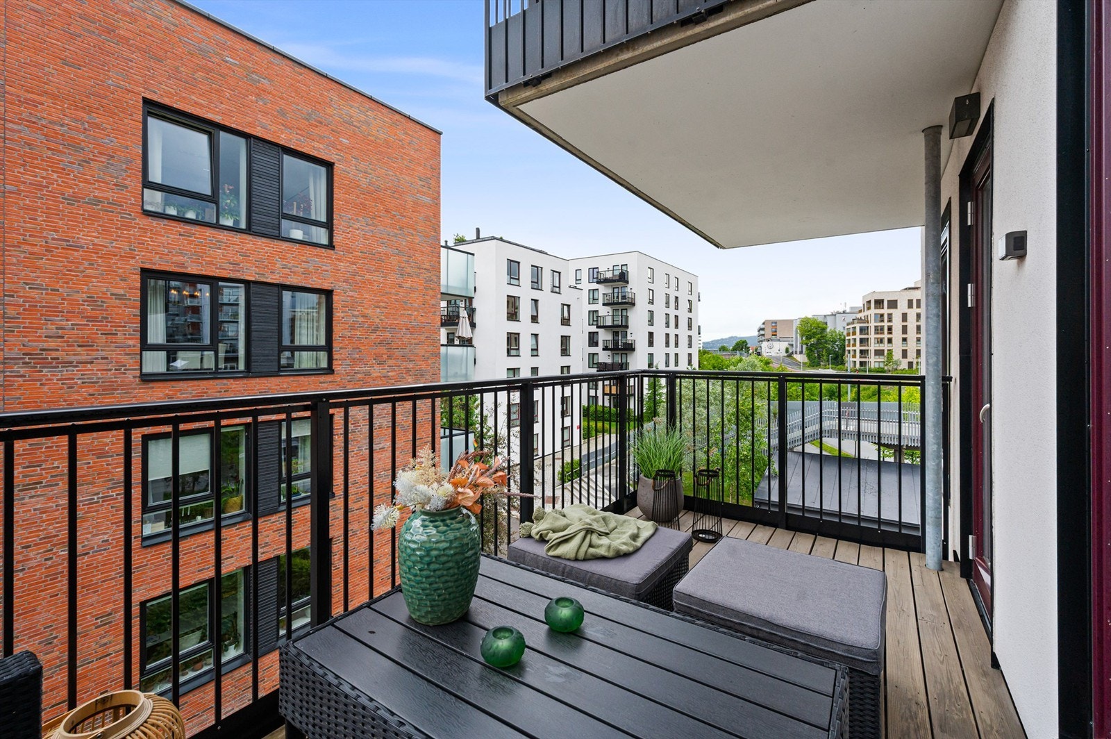 Fra stuen er det adkomst ut til leilighetens sydvestvendte balkong på ca. 8,5 kvm. Det er tillatt med el- og gassgrill. Galleribilde