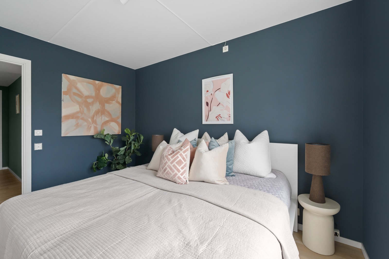 Rommet er holdt i lune og behagelige nyanser - perfekte for soverommet! Galleribilde