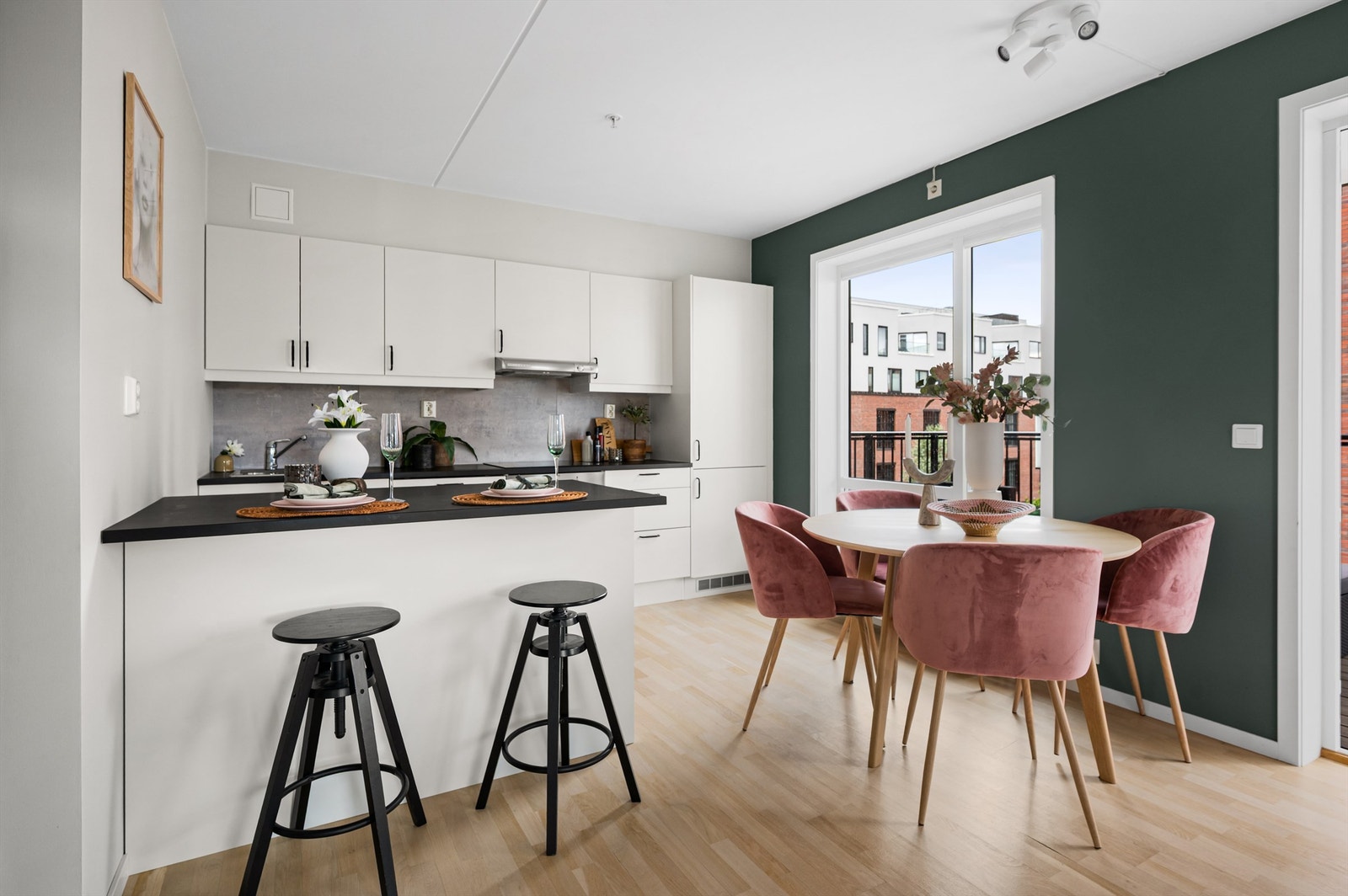 Kjøkkenøyen gir også god benkeplass. Det er rikelig med oppbevaringsplass i både skuffer og skap. Galleribilde