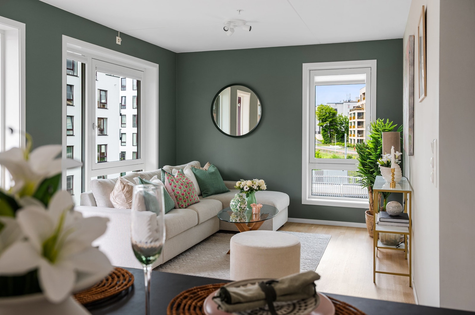 Store vindusflater fra flere retninger, med lite innsyn, sørger for rikelig med lysinnslipp og skaper en lys og luftig atmosfære i boligen. Galleribilde