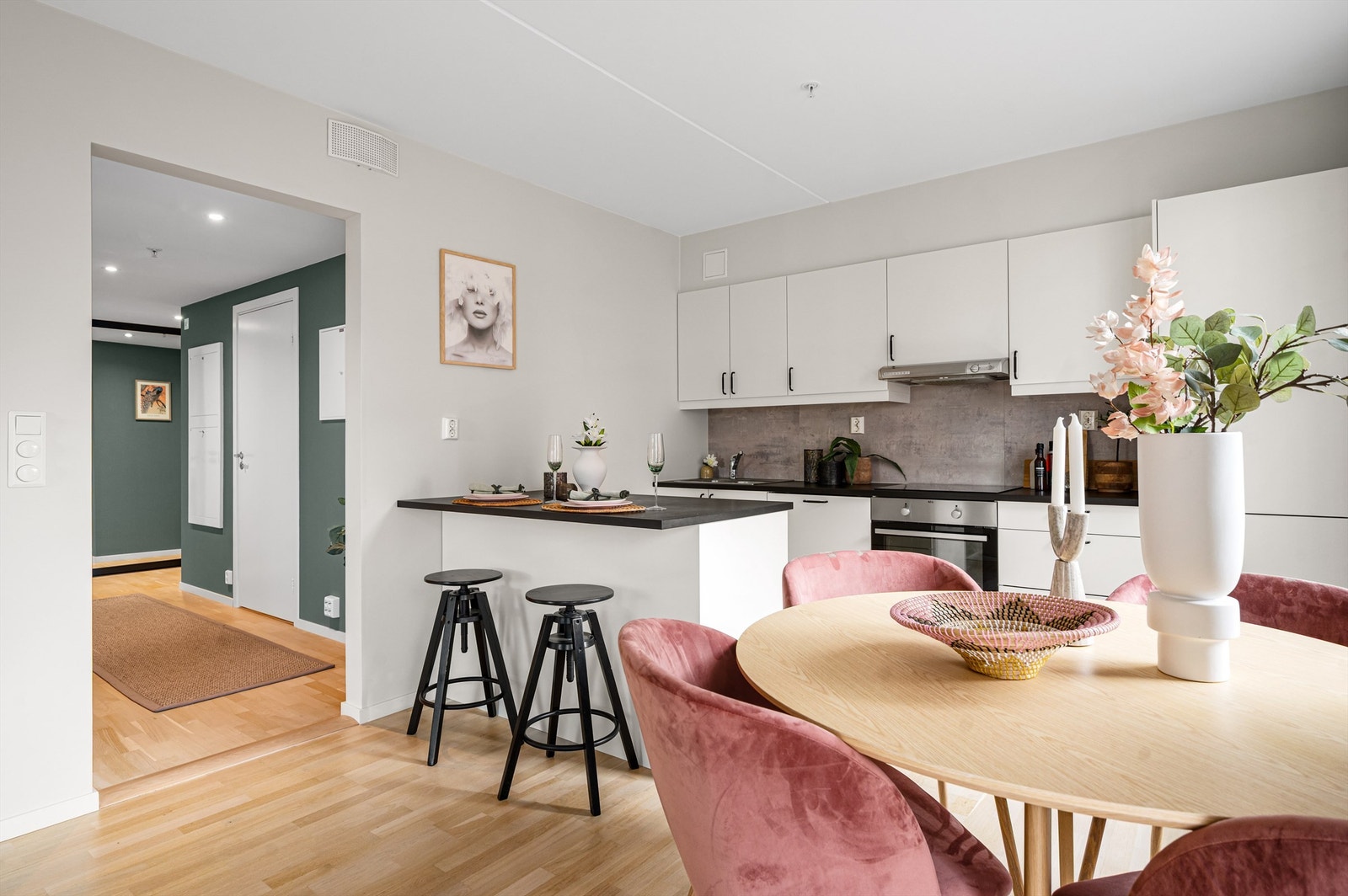 Kjøkkenet har også en praktisk kjøkkenøy, den perfekte frokostplassen! Galleribilde