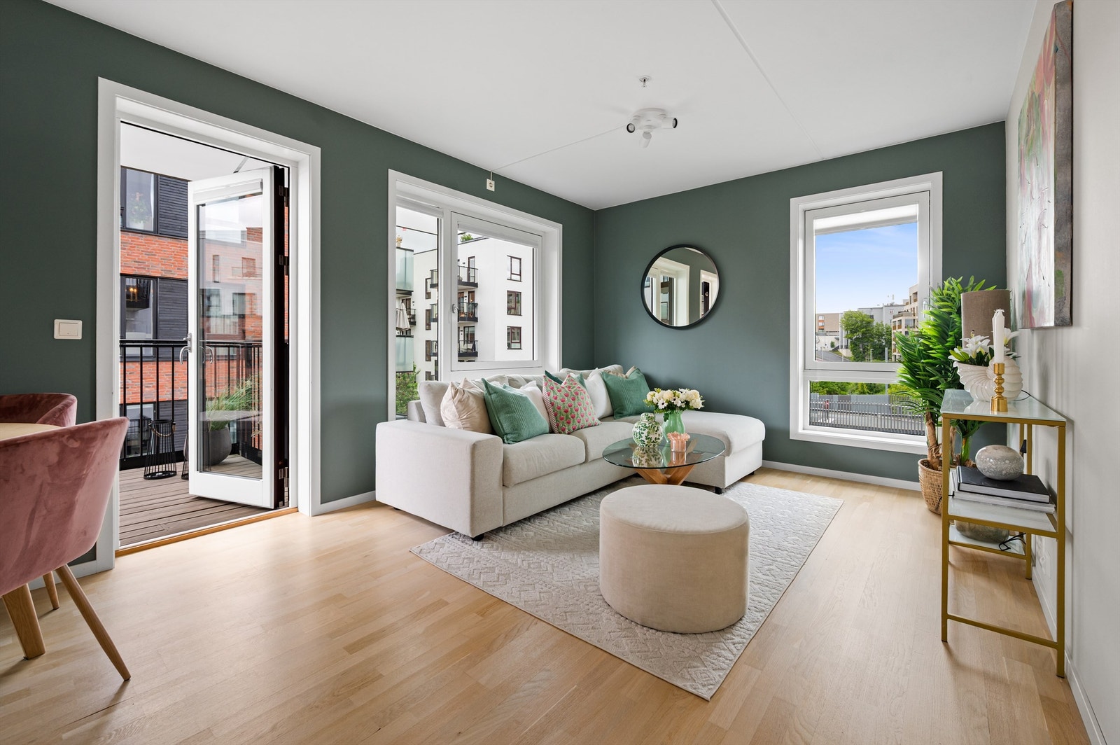 Krogsveen v/Morten Frølich har gleden av å presentere denne delikate og attraktiv 3-roms hjørneleiligheten med en herlig balkong, beliggende høyt i 4. etasje med heisadkomst. Galleribilde