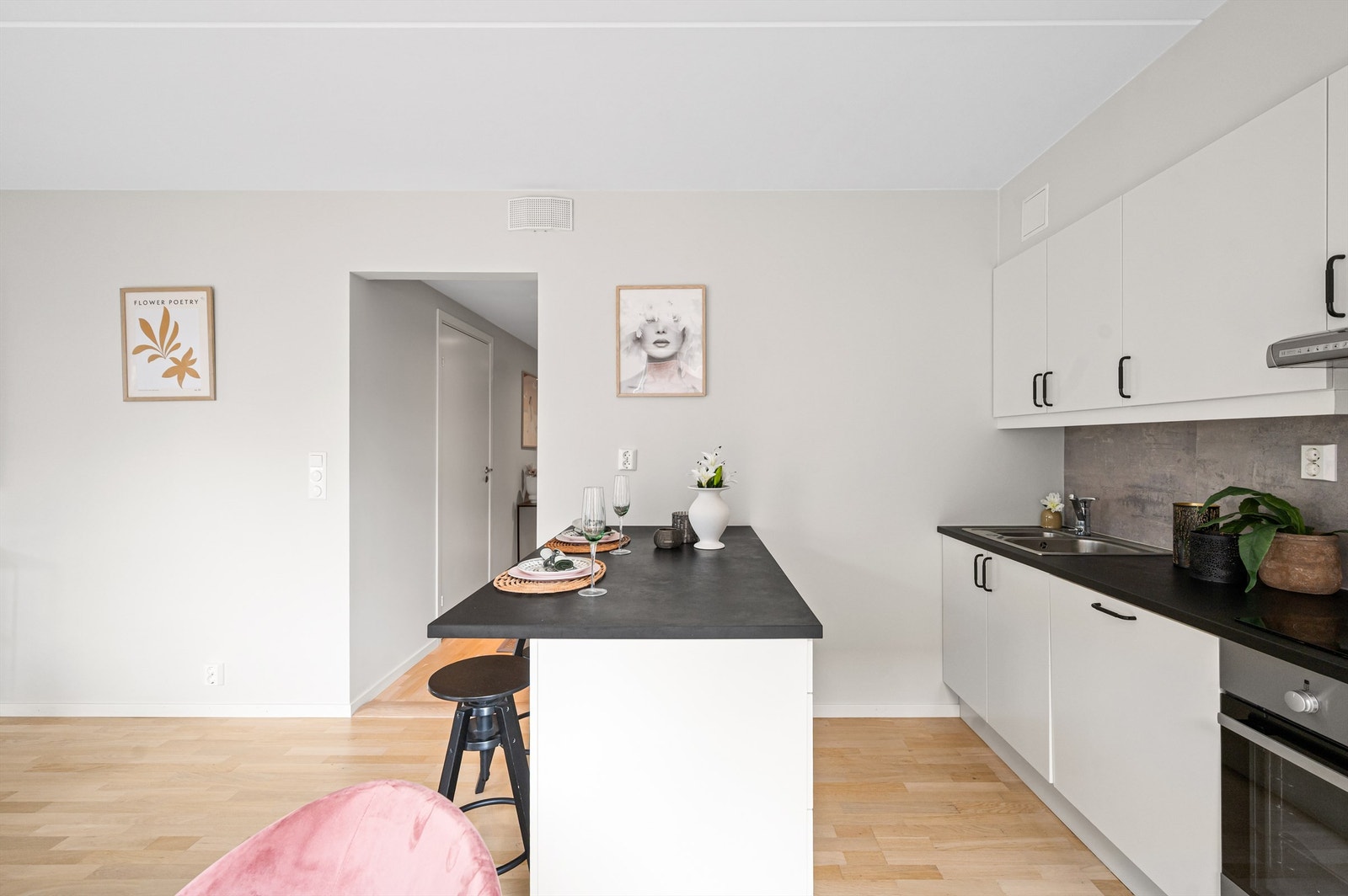 Kjøkkeninnredningen er av glatte fronter og benkeplate i laminat med nedfelt vaskekum. Galleribilde