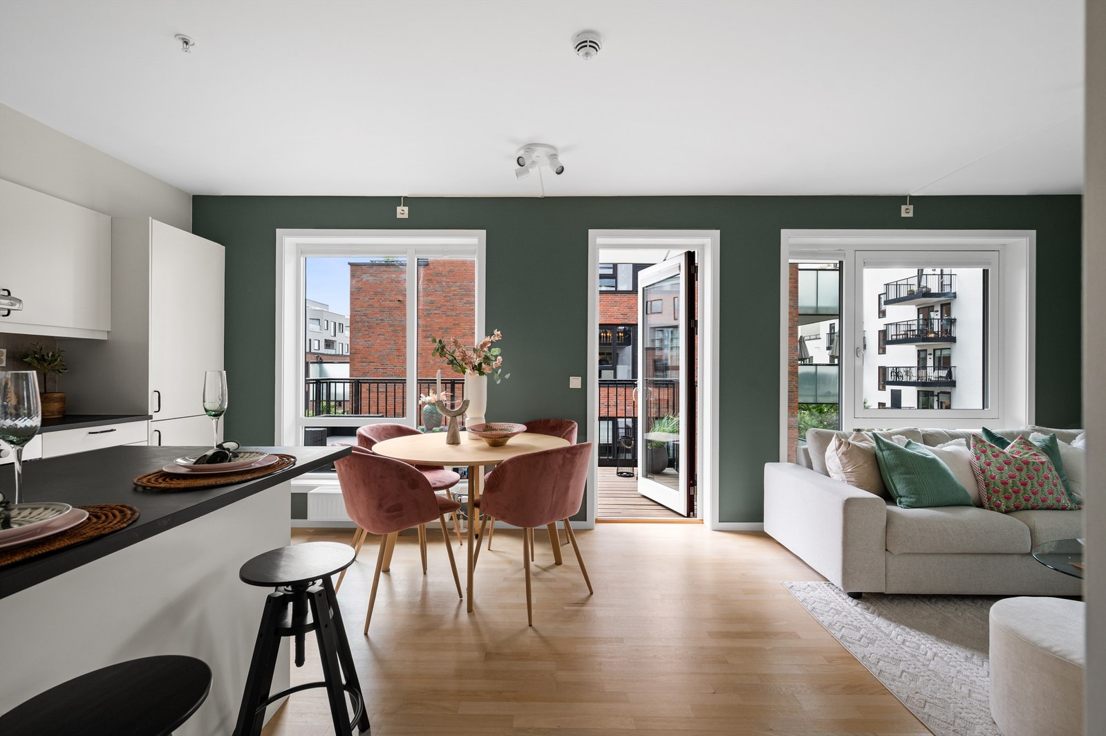 I fin overgang mellom stue og kjøkken er det også en naturlig og fin plass for å innrede med et spisebord der du kan invitere venner og familie på middager. Galleribilde