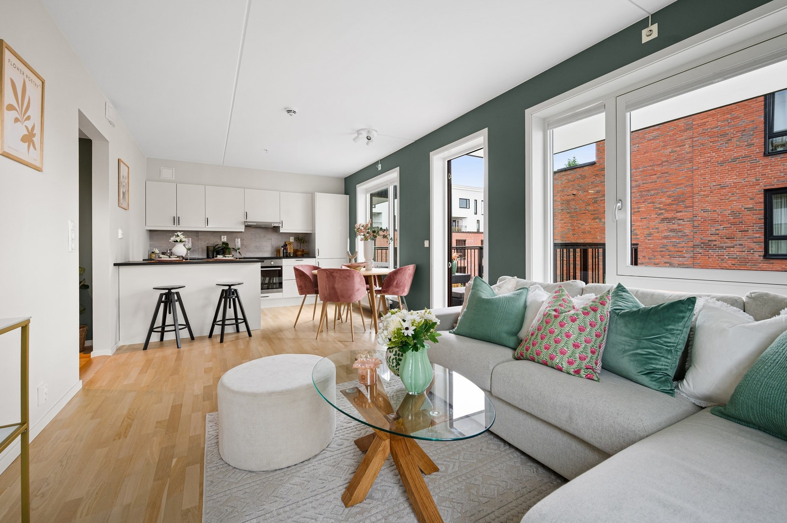 Stuen er romslig med gode muligheter for å innrede med en sofagruppe med tilhørende stuemøblement etter behov. Galleribilde