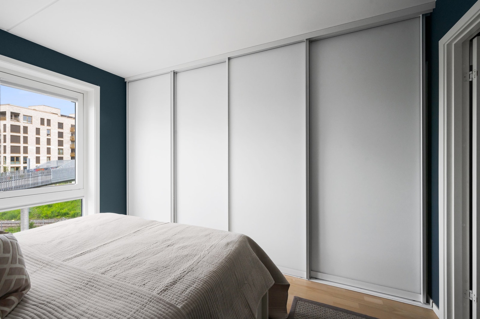 Det er rikelig med oppbevaringsplass i en romslig skyvedørsgarderobe. Galleribilde